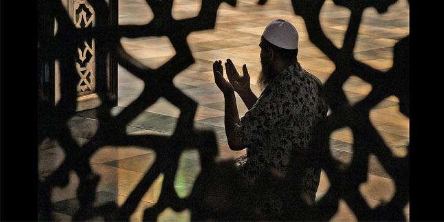 TOPLUM VE HİKMET / Kulluk: Bir Aşk, Bir Sınav, Bir Teslimiyet